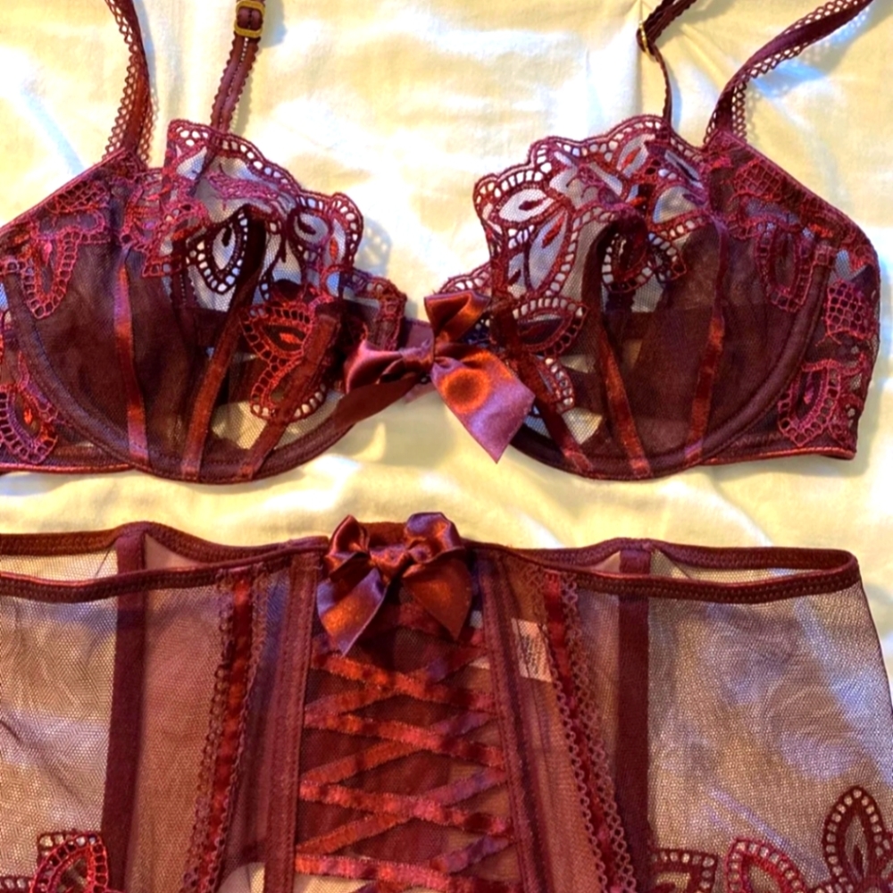 34c Victoria Secret Bra and garter set